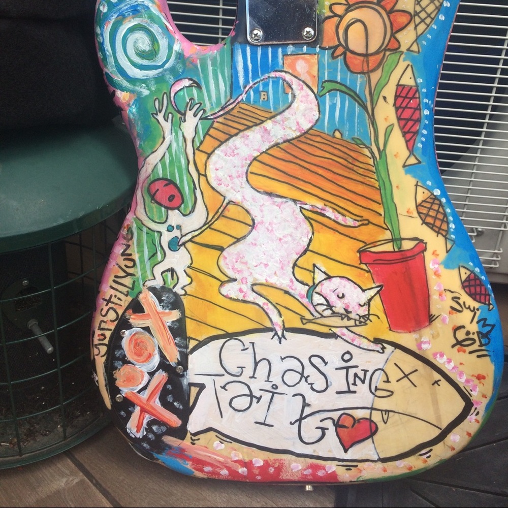 HAND PAINTED BASS GUITAR - Picture 4 of 8